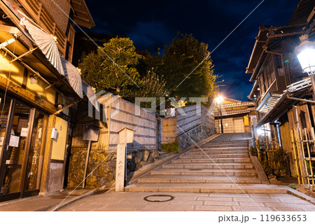 京都祇園の夜景(二寧坂) 119633653