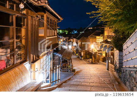 京都祇園の夜景(二寧坂) 119633654