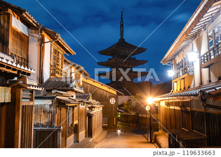 京都祇園の夜景(八坂の塔) 119633663