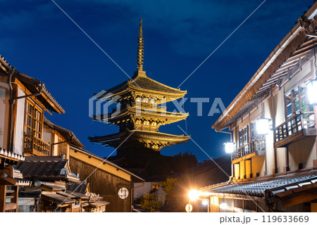 京都祇園の夜景(八坂の塔) 京都祇園の夜景(八坂の塔) 119633669