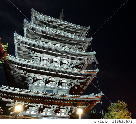 京都祇園の夜景(八坂の塔) 京都祇園の夜景(八坂の塔) 119633672