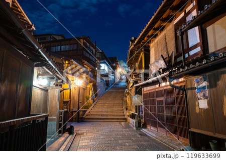 京都祇園の夜景(産寧坂) 119633699
