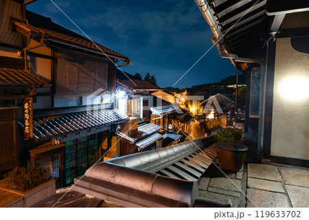 京都祇園の夜景(産寧坂) 119633702