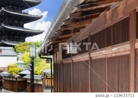 京都祇園の風景(八坂の塔と京町屋) 119633711