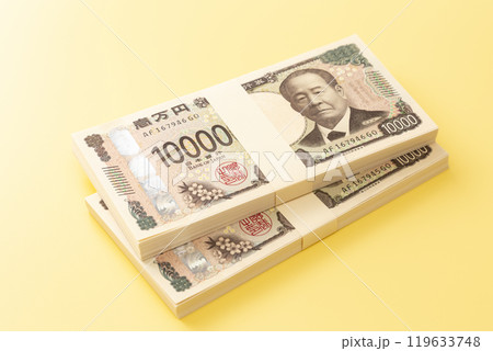 黄色背景に一万円の札束 119633748