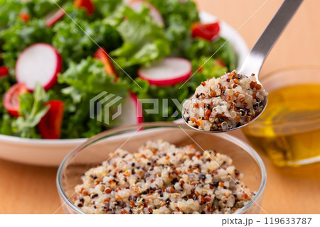 茹でたキヌアをスプーンで掬う 119633787