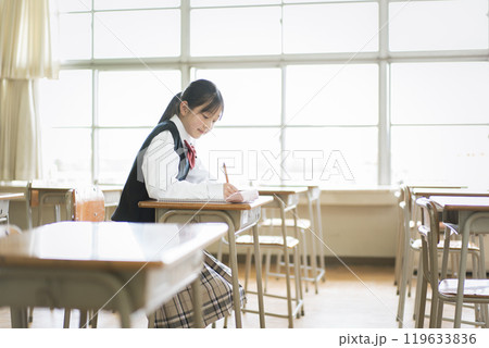 教室で自習をする日本人の女の子 119633836