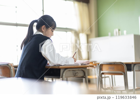 教室で勉強するポニーテールの女子中学生 119633846