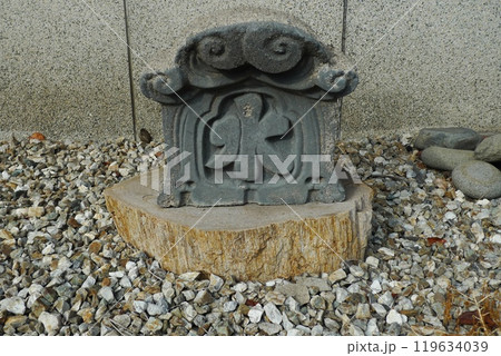 レトロな屋根瓦水紋入り レトロな屋根瓦水紋入り 119634039