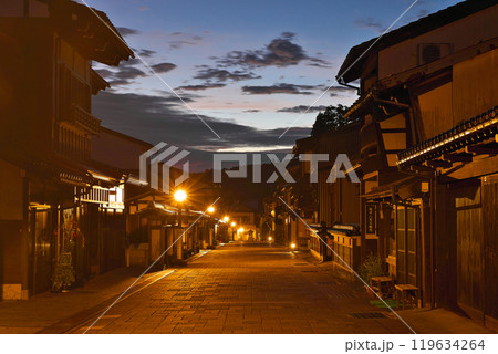 【諏訪町本通り (明け方)】 富山県富山市八尾町諏訪町 119634264