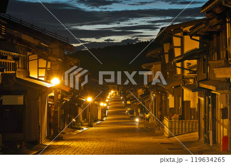 【諏訪町本通り (明け方)】 富山県富山市八尾町諏訪町 119634265
