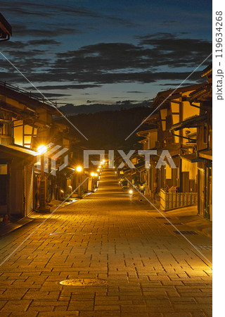 【諏訪町本通り (明け方)】 富山県富山市八尾町諏訪町 119634268