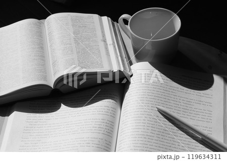 受験勉強と一服のイメージ素材 119634311