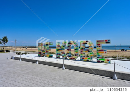 神戸市須磨海岸に設置された「BE KOBE」のモニュメント 神戸市須磨海岸に設置された「BE KOBE」のモニュメント 119634336