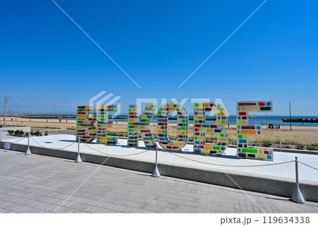 神戸市須磨海岸に設置された「BE KOBE」のモニュメント 119634338