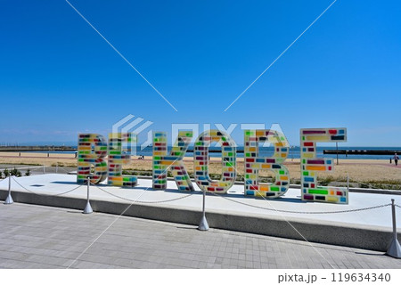 神戸市須磨海岸に設置された「BE KOBE」のモニュメント 119634340