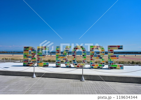 神戸市須磨海岸に設置された「BE KOBE」のモニュメント 119634344