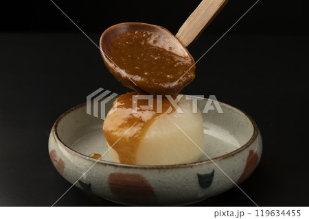 ふろふき大根　味噌だれを煮込んだ大根にかける 119634455