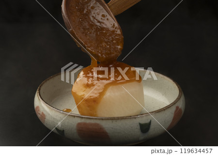 ふろふき大根　味噌だれを煮込んだ大根にかける 119634457
