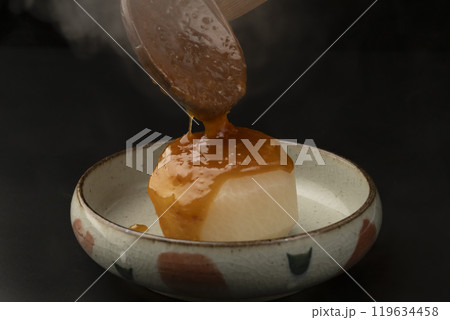 ふろふき大根 味噌だれを煮込んだ大根にかける ふろふき大根 味噌だれを煮込んだ大根にかける 119634458