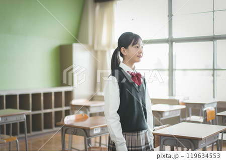 教室の中で立っている日本人の女子中学生のポートレート 教室の中で立っている日本人の女子中学生のポートレート 119634553