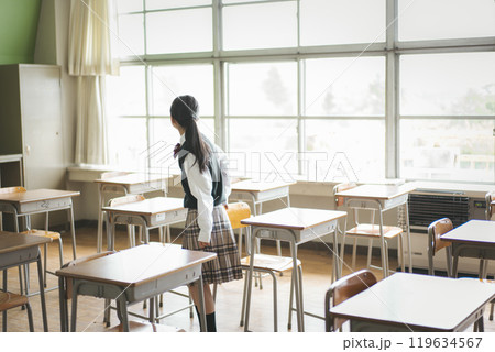 教室の窓の外を見る日本人の女子中学生 119634567