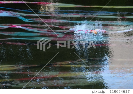 鴨川に並べられた京友禅の布 鴨川に並べられた京友禅の布 119634637