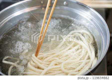 うどんを茹でる うどんを茹でる 119634662
