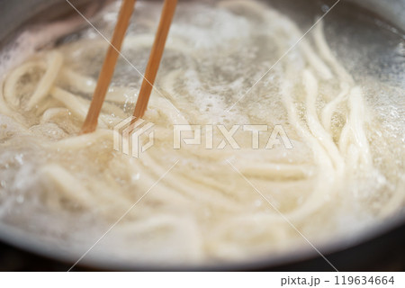 うどんを茹でる うどんを茹でる 119634664