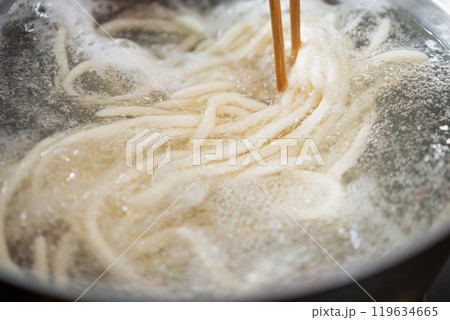 うどんを茹でる 119634665