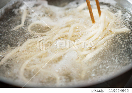うどんを茹でる 119634666