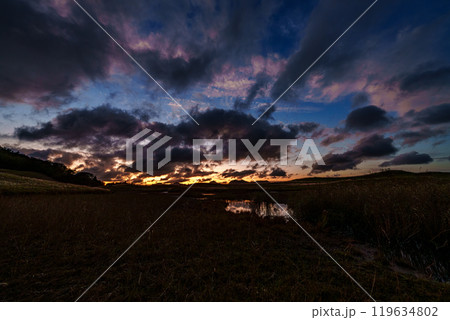 ブルーモーメントの美しい空に現れた上層の茜雲と下層の浮浪雲を映すお亀池の水面　曽爾高原にて① 119634802