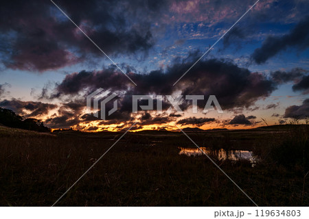 ブルーモーメントの美しい空に洗われた上層の茜雲と下層浮浪雲を映すお亀池の水面　曽爾高原にて② 119634803