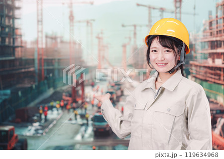 大規模な建設現場で働く若い女性 119634968