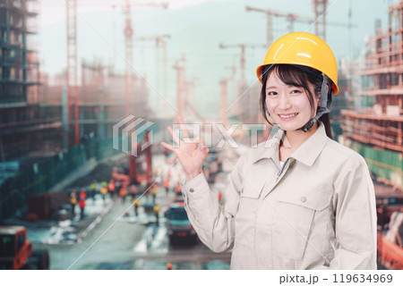 大規模な建設現場で働く若い女性 大規模な建設現場で働く若い女性 119634969