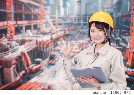大規模な建設現場で働く若い女性 大規模な建設現場で働く若い女性 119634976