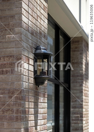 煉瓦の壁とおしゃれな街灯 119635006