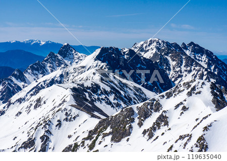 初夏の北アルプス槍ヶ岳の残雪期登山　槍ヶ岳山頂からの景色　穂高連峰 119635040