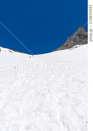 初夏の北アルプス槍ヶ岳の残雪期登山　槍ヶ岳山荘と槍ヶ岳 119635041