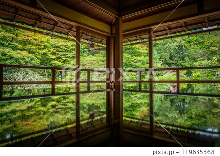 新緑を眺める旧竹林院 119635368