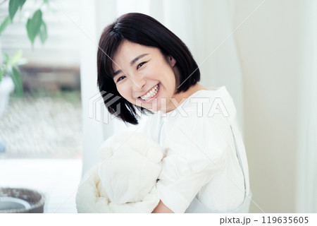 赤ちゃんを抱く女性 赤ちゃんを抱く女性 119635605