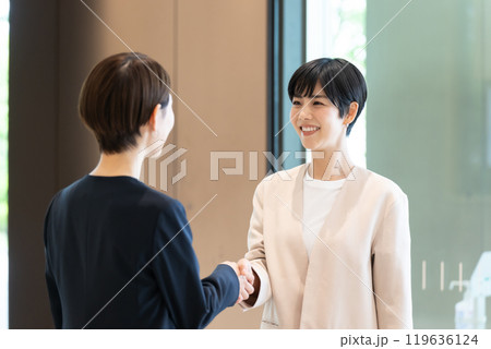 ビジネス　女性　握手 119636124