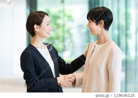 ビジネス 女性 握手 ビジネス 女性 握手 119636128