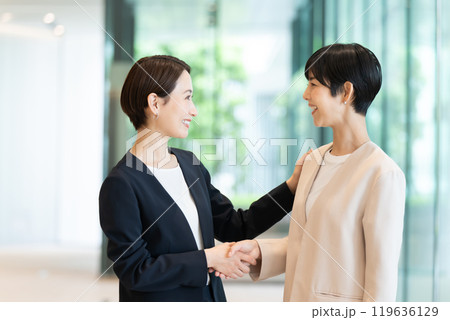 ビジネス　女性　握手 119636129