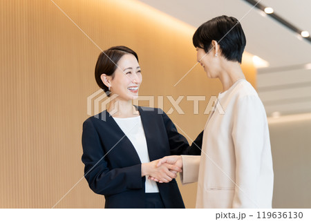 ビジネス　女性　握手 119636130