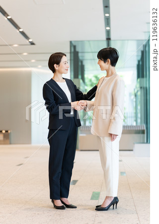 ビジネス 女性 握手 ビジネス 女性 握手 119636132