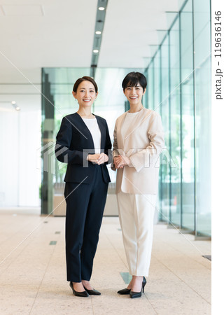 ビジネス　女性　全身 119636146