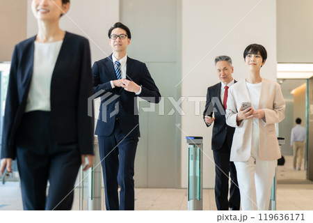 セキュリティーゲート　歩く 119636171