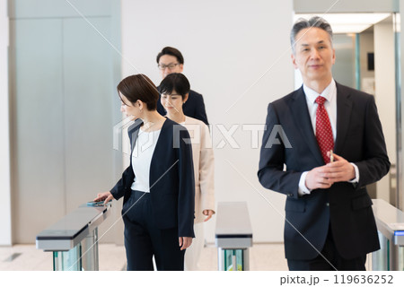 セキュリティーゲート 歩く セキュリティーゲート 歩く 119636252