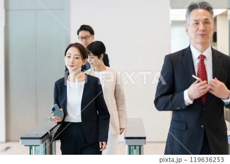 セキュリティーゲート 歩く セキュリティーゲート 歩く 119636253